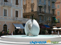 clicka per ingrandire la fotografia: La fontana di piazza Garibaldi