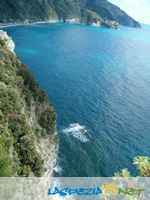 clicka per ingrandire la fotografia: La scogliera a Corniglia