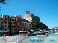 clicka per ingrandire la fotografia: Il castello visto da piazza Garibaldi