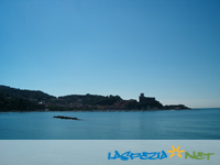 clicka per ingrandire la fotografia: Panorama di Lerici dalla punta estrema della Venere Azzurra