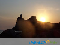 clicka per ingrandire la fotografia: Il tramonto dietro San Pietro