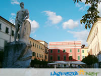 clicka per ingrandire la fotografia: Piazza Garibaldi e il Teatro 