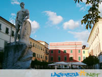 clicka per ingrandire la fotografia: Piazza Garibaldi e il Teatro